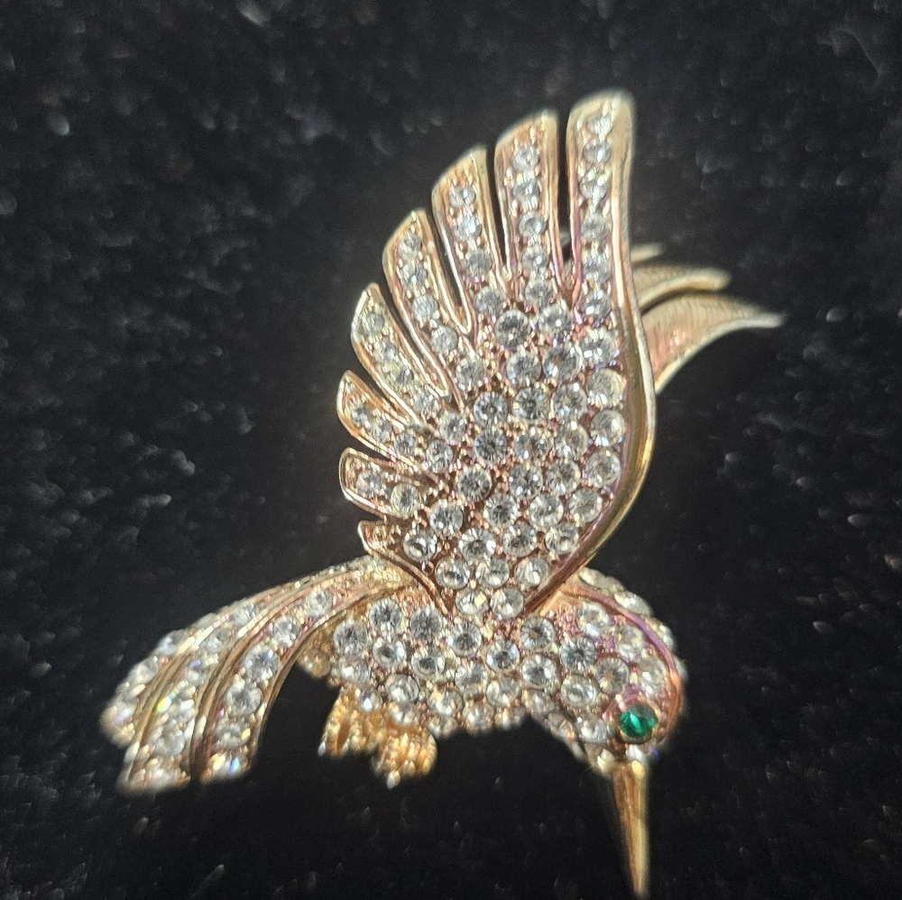 Elegant Vintage Hummingbird BroochCapture